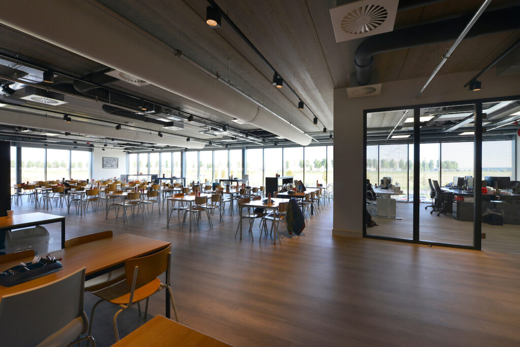 Bouwcombinatie Hercuton / Remco Ruimtebouw realiseerde turn-key een distributiecentrum van maar liefst 60.000 m2 voor Fetim Group. - interieur