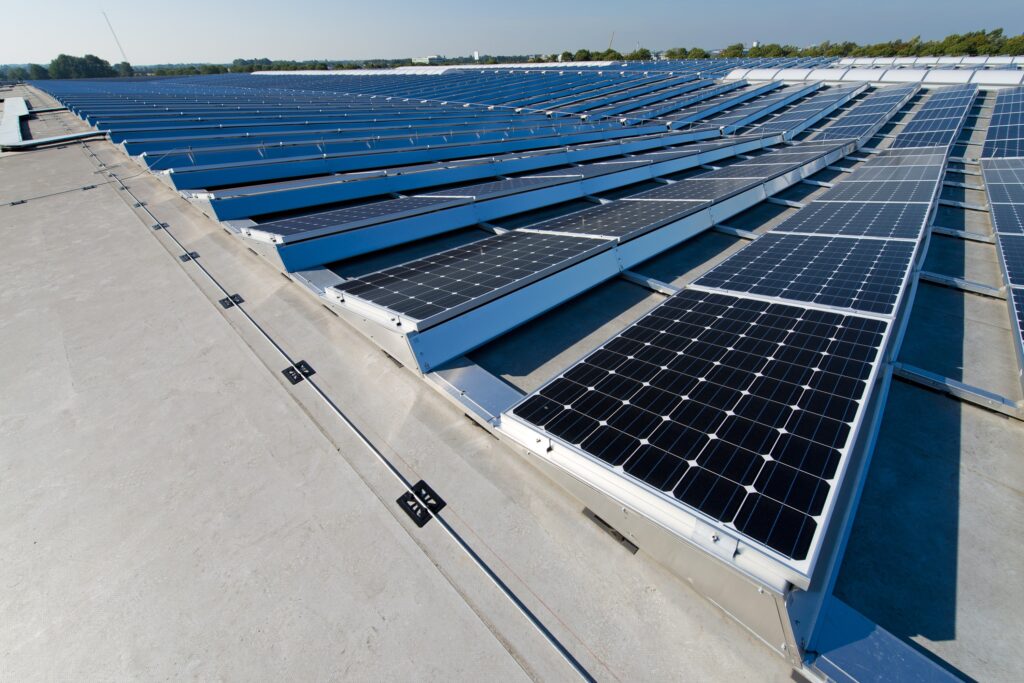Hercuton realiseerde het state-of-the-art EMEA distributiecentrum met loft kantoor van Hitachi Vantara in Zaltbommel - zonnepanelen
