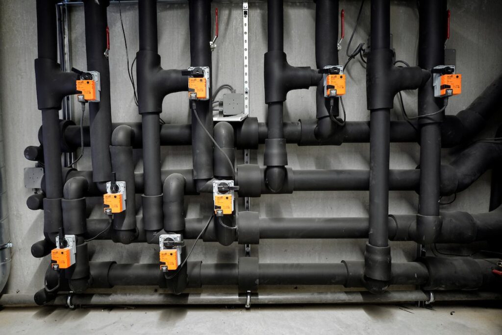 Vraagt weinig energie Door het accumulerend vermogen is uw pand in de zomermaanden koel en in de wintermaanden eenvoudig op temperatuur te houden. Minder koelen of verwarmen, minder energieverbruik en lichtere (en dus goedkopere) installaties.